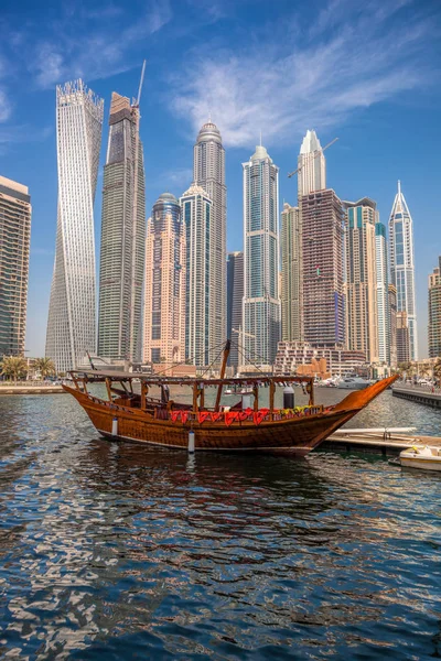 Dubai Yachthafen mit Booten gegen Wolkenkratzer in Dubai, Vereinigte Arabische Emirate — Stockfoto