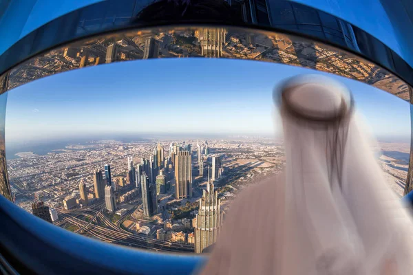 Arabian man titta på stadsbilden i Dubai med modern futuristisk arkitektur i Förenade Arabemiraten. — Stockfoto