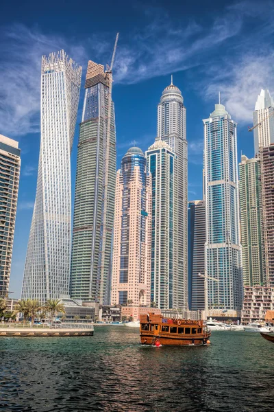 Dubai Yat Limanı teknelerle karşı gökdelen içinde Dubai, İngiltere — Stok fotoğraf