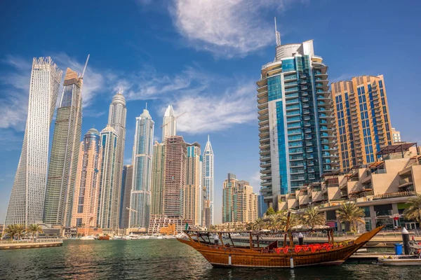 Dubai Marina med båtar mot skyskrapor i Dubai, Förenade Arabemiraten — Stockfoto