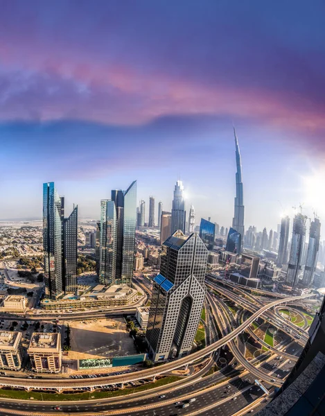 Cityscape de Dubai com arquitetura futurista moderna, Emirados Árabes Unidos — Fotografia de Stock