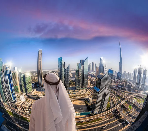 Αραβική άνθρωπος βλέποντας αστικό τοπίο του Ντουμπάι με μοντέρνα φουτουριστική αρχιτεκτονική σε Ηνωμένα Αραβικά Εμιράτα. — Φωτογραφία Αρχείου