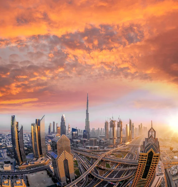 Panoráma Dubaje s moderní futuristické architektury, Spojené arabské emiráty — Stock fotografie