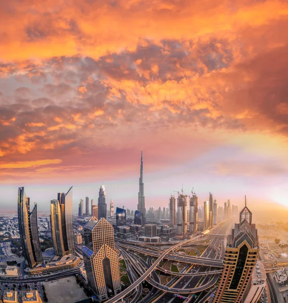 Cityscape de Dubai com arquitetura futurista moderna, Emirados Árabes Unidos — Fotografia de Stock