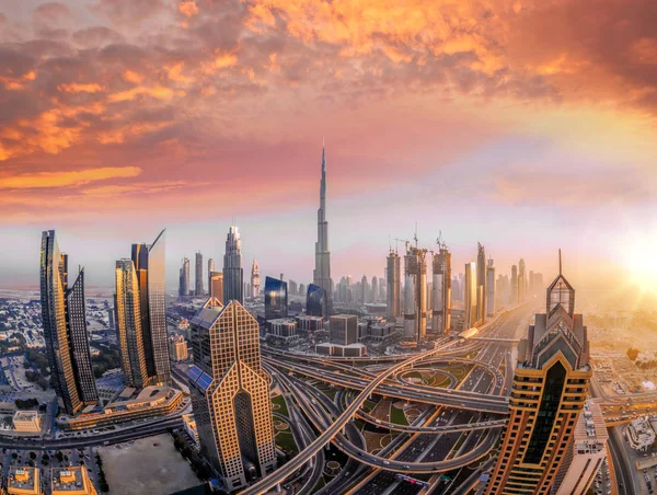 Αστικό τοπίο του Ντουμπάι με μοντέρνα φουτουριστική αρχιτεκτονική, Ηνωμένα Αραβικά Εμιράτα — Φωτογραφία Αρχείου