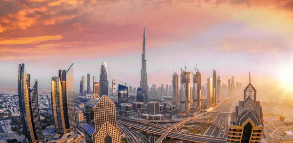 Panoramę Dubaju z nowoczesną architekturą futurystyczny, Zjednoczone Emiraty Arabskie — Zdjęcie stockowe