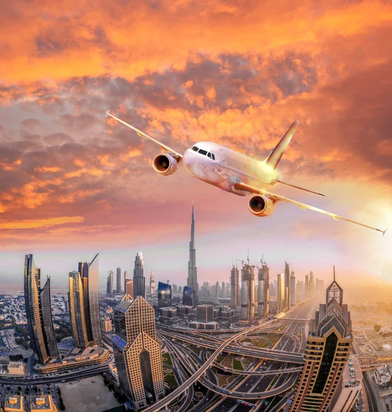 Uçak renkli günbatımı karşı Birleşik Arap Emirlikleri Dubai uçuyor