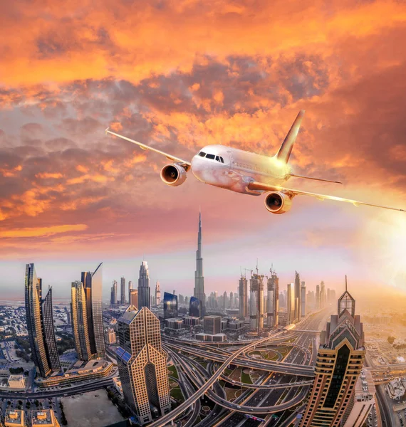 Uçak renkli günbatımı karşı Birleşik Arap Emirlikleri Dubai uçuyor