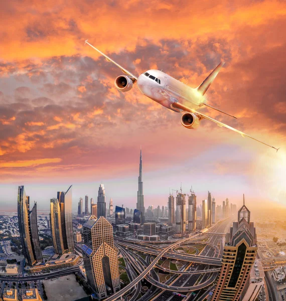 Flugzeug fliegt über Dubai gegen den farbenfrohen Sonnenuntergang in den Vereinigten Arabischen Emiraten — Stockfoto