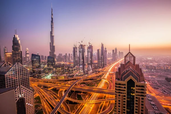 Noční panoráma Dubaje s moderní futuristické architektury, Spojené arabské emiráty — Stock fotografie