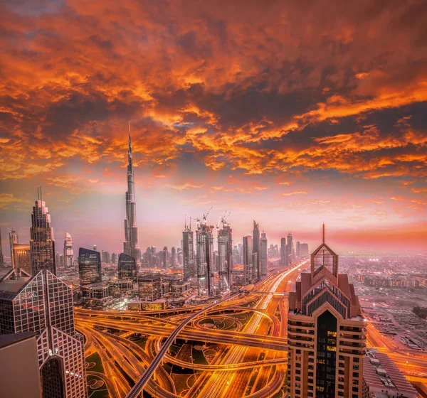 Dubai contra o pôr do sol colorido com arquitetura futurista moderna, Emirados Árabes Unidos — Fotografia de Stock