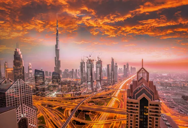 Dubai contra o pôr do sol colorido com arquitetura futurista moderna, Emirados Árabes Unidos — Fotografia de Stock