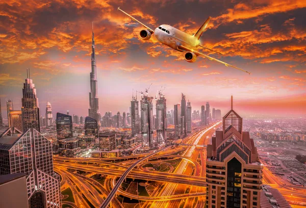 Avión está volando sobre Dubai contra colorido atardecer en Emiratos Árabes Unidos —  Fotos de Stock