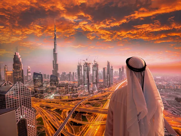 Arabský muž, který sledoval panoráma Dubaje s moderní futuristické architektury ve Spojených arabských emirátech. — Stock fotografie