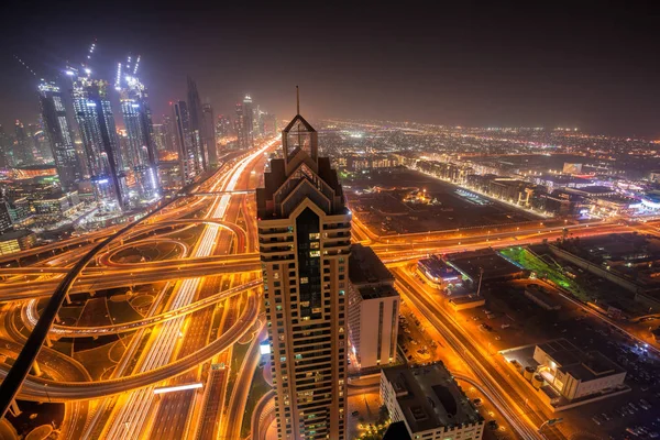 Paesaggio urbano notturno di Dubai con architettura moderna futuristica, Emirati Arabi Uniti — Foto Stock