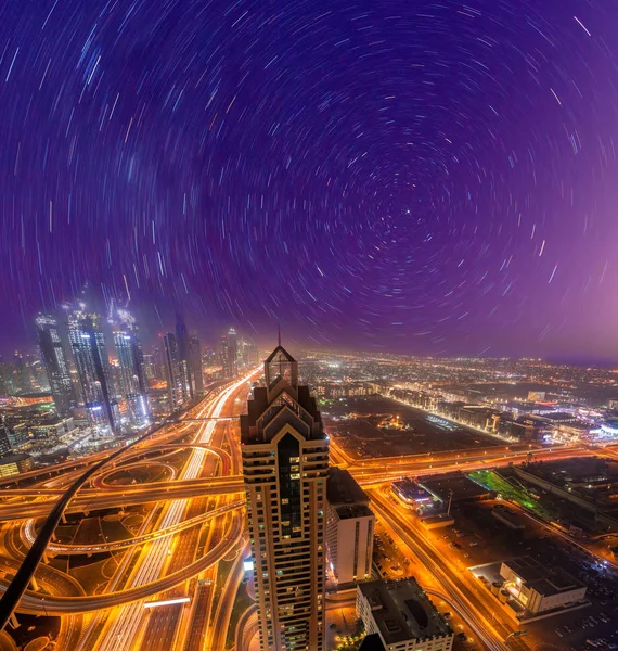 Paisaje nocturno de Dubai con arquitectura futurista moderna, Emiratos Árabes Unidos —  Fotos de Stock