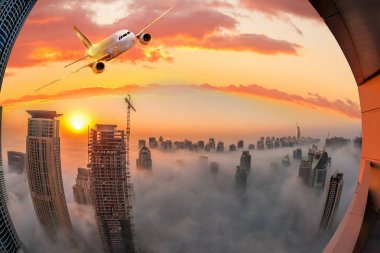 Uçak renkli günbatımı karşı Birleşik Arap Emirlikleri Dubai uçuyor