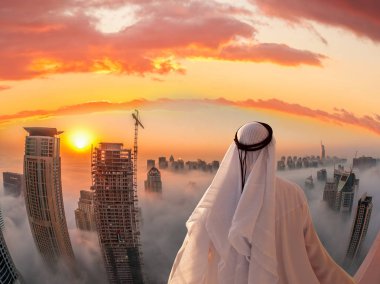 Dubai Yat Limanı Dubai, Suudi Arabistan, Arap adam izliyor.
