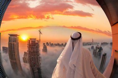Dubai Yat Limanı Dubai, Suudi Arabistan, Arap adam izliyor.