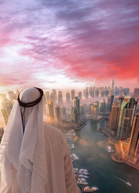 Dubai Yat Limanı Dubai, Suudi Arabistan, Arap adam izliyor.