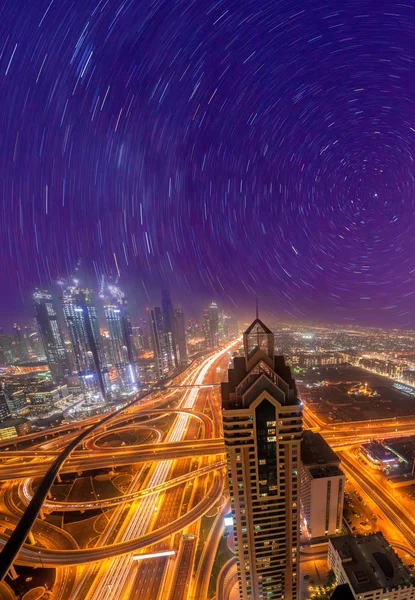 Nachtbild Dubais mit moderner futuristischer Architektur, vereinigte arabische Emirate — Stockfoto