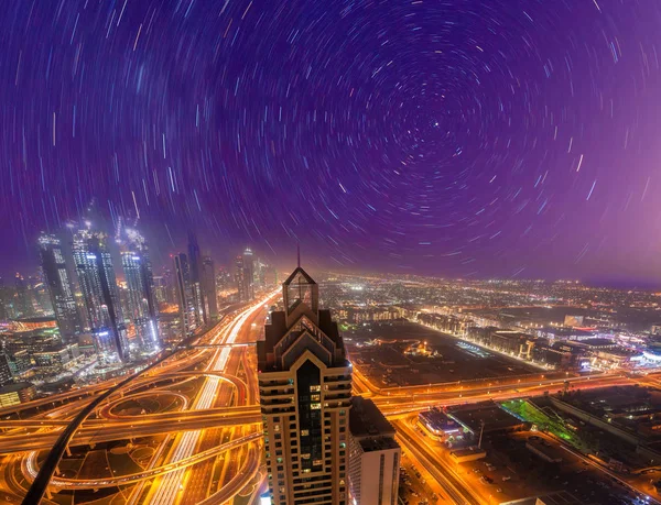 Paisaje nocturno de Dubai con arquitectura futurista moderna, Emiratos Árabes Unidos —  Fotos de Stock