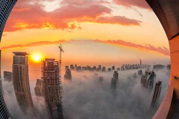 Dubai Marina com pôr do sol colorido em Dubai, Emirados Árabes Unidos — Fotografia de Stock