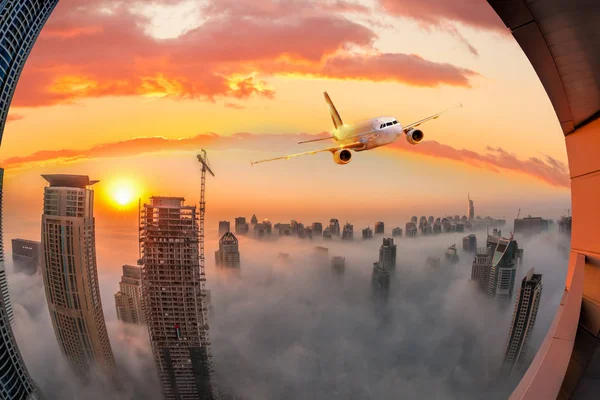 Avión está volando sobre Dubai contra colorido atardecer en Emiratos Árabes Unidos —  Fotos de Stock