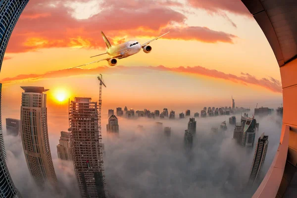 Avión está volando sobre Dubai contra colorido atardecer en Emiratos Árabes Unidos —  Fotos de Stock