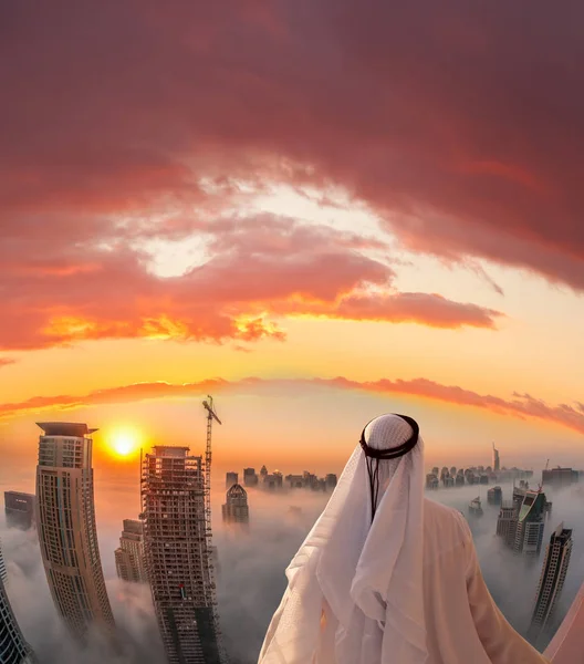 Araber beobachtet Dubai Yachthafen in Dubai, vereinigte arabische Emirate. — Stockfoto