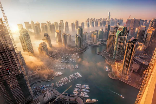 Dubai Marina z kolorowy zachód słońca w Dubaj, Zjednoczone Emiraty Arabskie — Zdjęcie stockowe