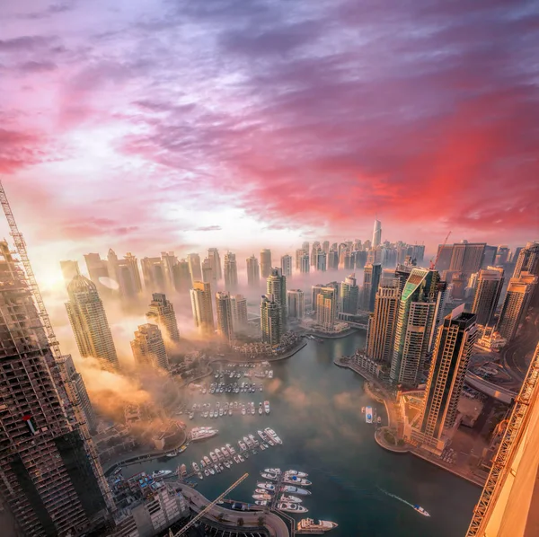 Dubai Yachthafen mit farbenfrohem Sonnenuntergang in Dubai, vereinigte arabische Emirate — Stockfoto