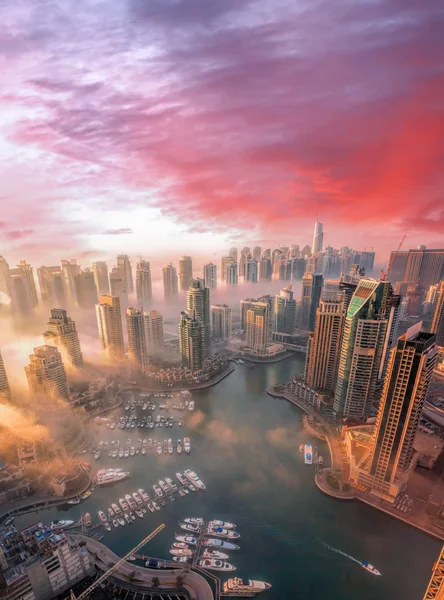 Dubai Marina con colorido atardecer en Dubai, Emiratos Árabes Unidos —  Fotos de Stock