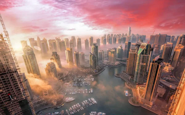 Dubai Yachthafen mit farbenfrohem Sonnenuntergang in Dubai, vereinigte arabische Emirate — Stockfoto