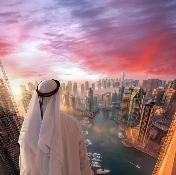 Hombre árabe está viendo Dubai marina en Dubai, Emiratos Árabes Unidos . —  Fotos de Stock