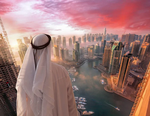 Araber beobachtet Dubai Yachthafen in Dubai, vereinigte arabische Emirate. — Stockfoto