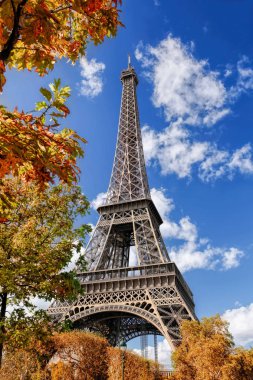 Paris, Fransa 'da sonbahar yapraklı Eyfel Kulesi