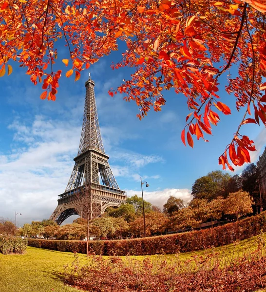 Wieża Eiffla z jesiennymi liśćmi w Paryżu, Francja — Zdjęcie stockowe