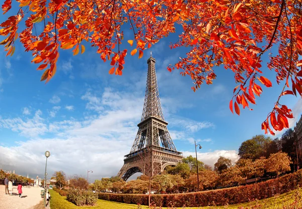 Eiffel-torni syksyn lehdillä Pariisissa, Ranskassa — kuvapankkivalokuva