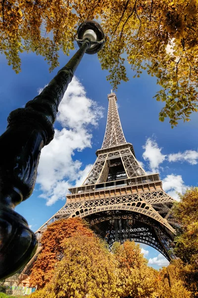 Torre Eiffel con foglie autunnali a Parigi, Francia — Foto Stock