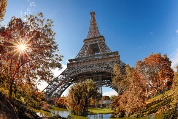 Eiffel Tower with autumn leaves in Paris, France — Stock Photo, Image