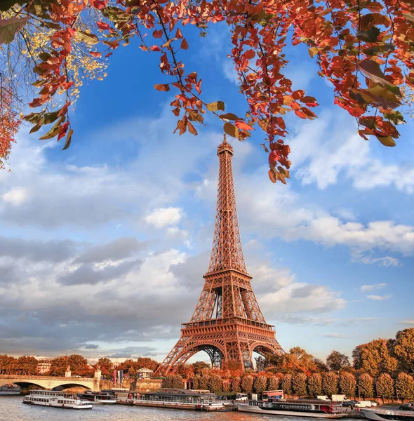 Eiffeltoren met herfstblad in Parijs, Frankrijk — Stockfoto