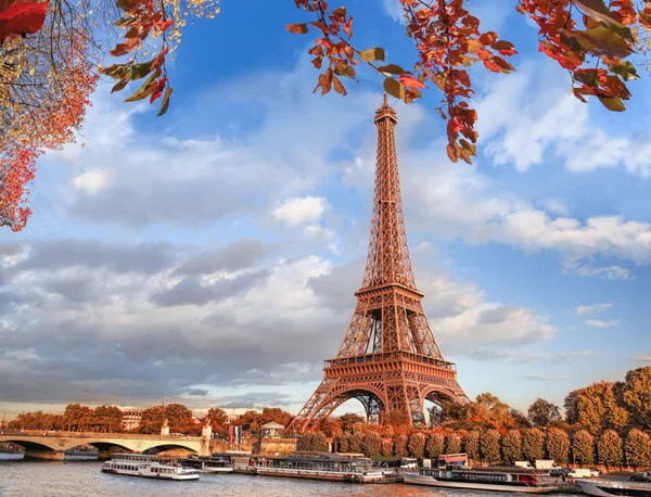 Torre Eiffel con hojas de otoño en París, Francia — Foto de Stock