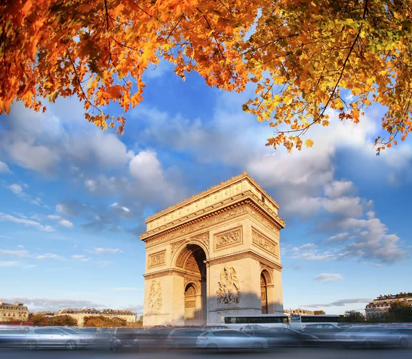 Famoso Arco del Triunfo en otoño, París, Francia —  Fotos de Stock