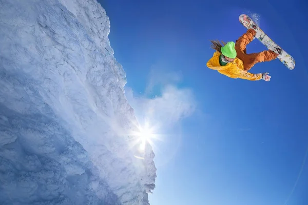 Snowboarder άλμα κατά μπλε ουρανό — Φωτογραφία Αρχείου