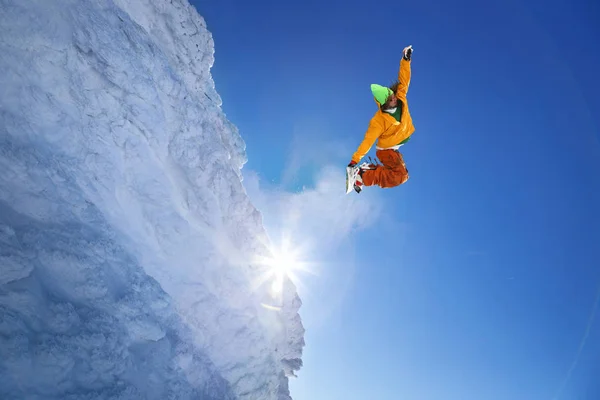Snowboarder skacze na błękitne niebo — Zdjęcie stockowe