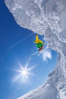 kayakçı kaya karşı mavi gökyüzü atlama