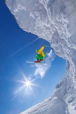 kayakçı kaya karşı mavi gökyüzü atlama