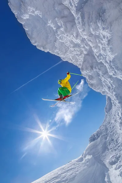 kayakçı kaya karşı mavi gökyüzü atlama