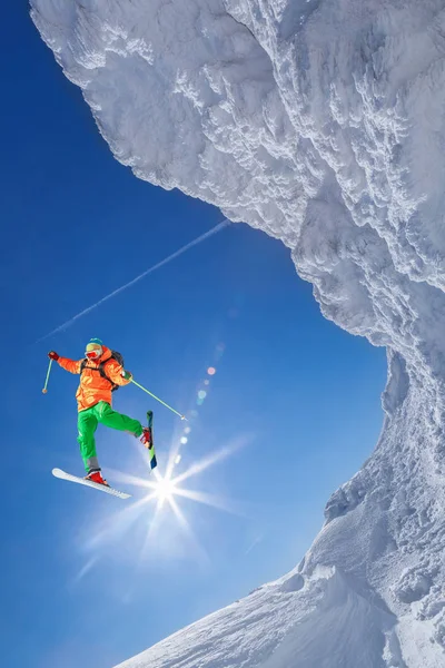 kayakçı kaya karşı mavi gökyüzü atlama